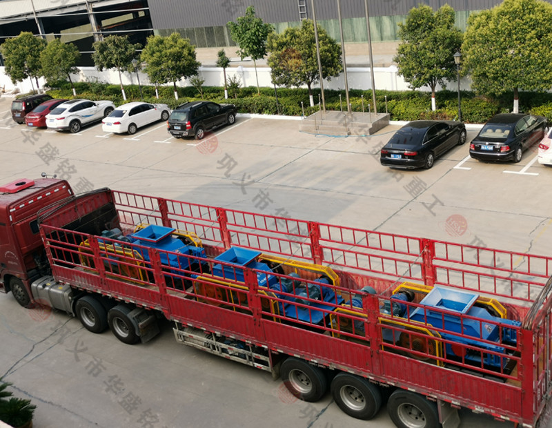 三臺400x600小型對輥破碎機發貨現場